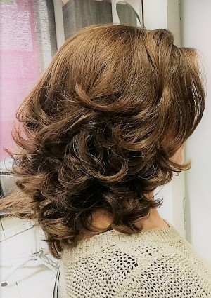  Damenfrisur Styling Stufen Locken 