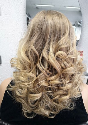  Damenfrisur Styling Stufen Locken Langhaar 