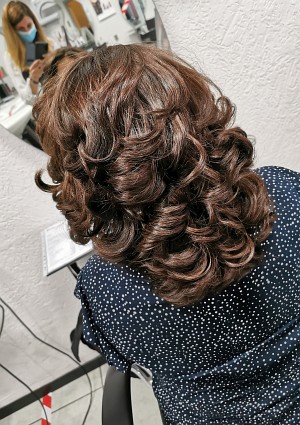  Damenfrisur Stufen Locken Color 