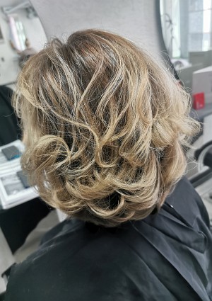  Damenfrisur Styling Stufen Locken Paint 